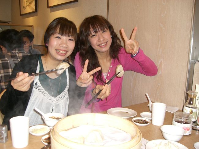 ティンタイフォンってゆう超人気の点心のお店で♪<br /><br />ほんとに美味しい小龍包を食べたー☆<br /><br />あの美味しさは忘れられない！！