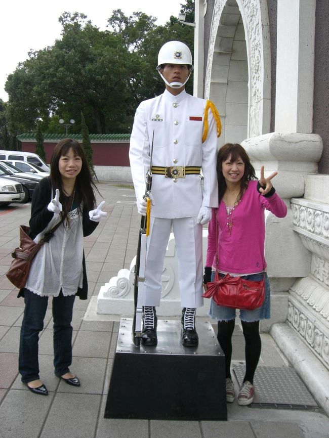 忠烈祠にて☆<br /><br />あたし衛兵にくっつきすぎ・・笑