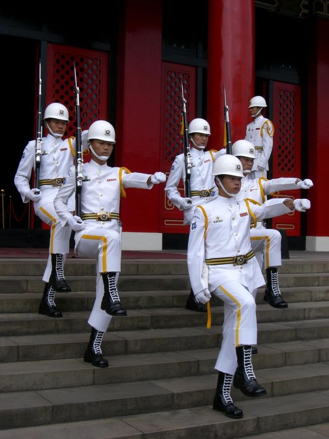 衛兵交代のようす☆<br /><br />長身で美男子しか衛兵にはなれないらしい。。