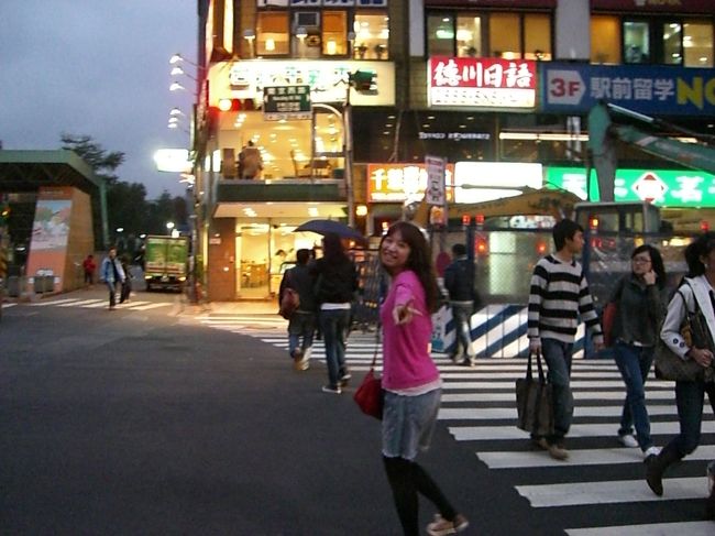 台北の道を歩いてるところ！！