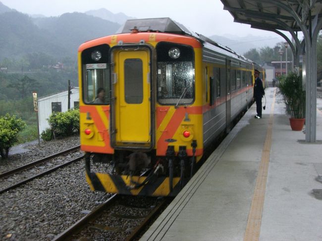 平渓線車両☆<br /><br />１時間に１本しかない。。<br /><br />行きはすぐに乗れたけど、帰りはだいぶ待ったー。。