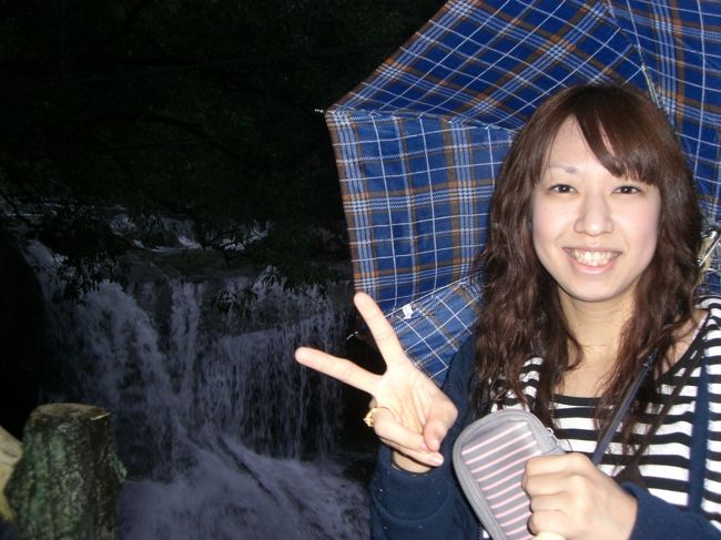 眼鏡洞瀑布の前にて☆