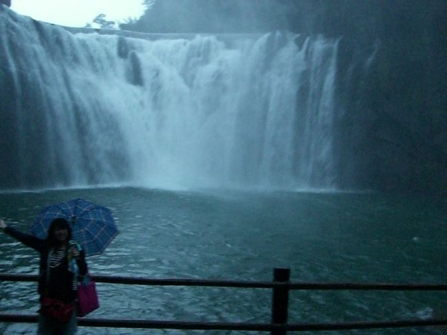 ついたよ十分瀑布！！！<br /><br />これが見たいがためだけに十分に来たんです。。<br /><br />途中今日は雨だからやってないよ、とか言われたりも<br /><br />したし道がわかんなくなったりもしたけど、なんとか<br /><br />つけて見れてほんとによかったー♪♪