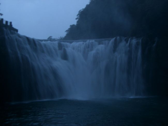 この滝の前にいるとすごいマイナスイオンを感じられ<br /><br />ます☆<br /><br />十分瀑布の別名は《東洋のナイアガラ》らしい☆