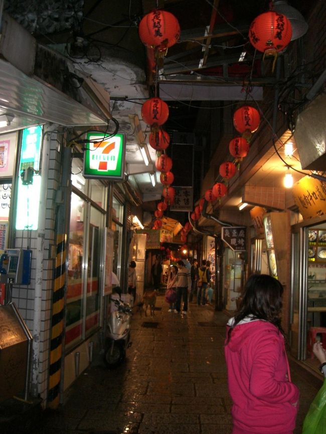 十分から急いで戻り、今度は九分へ！！<br /><br />着いたのが夜の７時くらいだったんだけど、ほとんど<br /><br />お店がしまってた。。<br /><br />提灯の雰囲気は味わえたけど。。☆