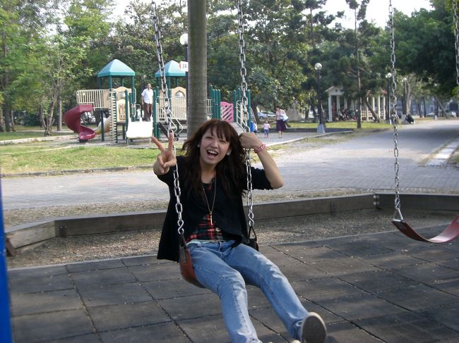 高雄の公園でブランコに乗ってるとこ☆