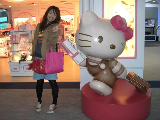 台北の空港にて台湾限定のキティちゃんと☆<br /><br />かわいい！！！