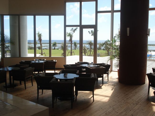 小さなフロントを抜けた先に<br />屋外プールに面したラウンジ。