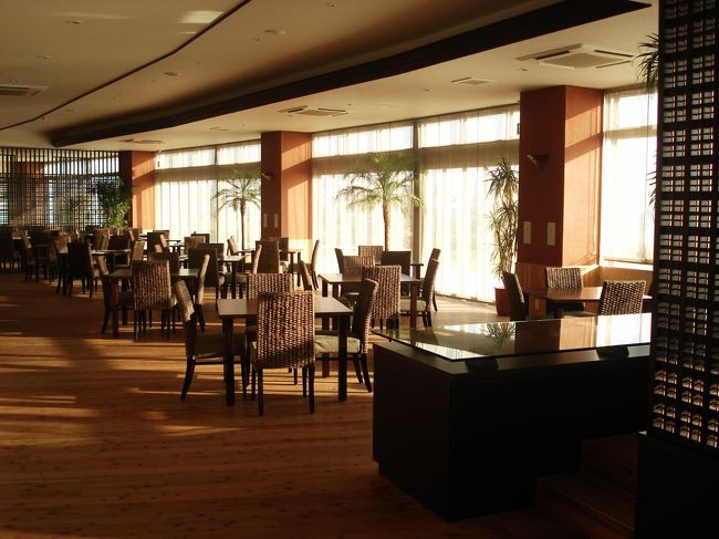 ホテル唯一のレストラン。<br /><br />夜にはここで嬉しいサプライズが待ち受けていました！