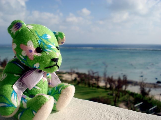 バルコニーからの眺望を<br />サイプレスオリジナルの<br />テディベアとともにパチリ。<br /><br />このテディはお部屋に置かれたプレゼント。<br />小太郎のお土産にすることにしました。<br />この子があとで悲惨な目に遭うなんて<br />思いもせずに……。