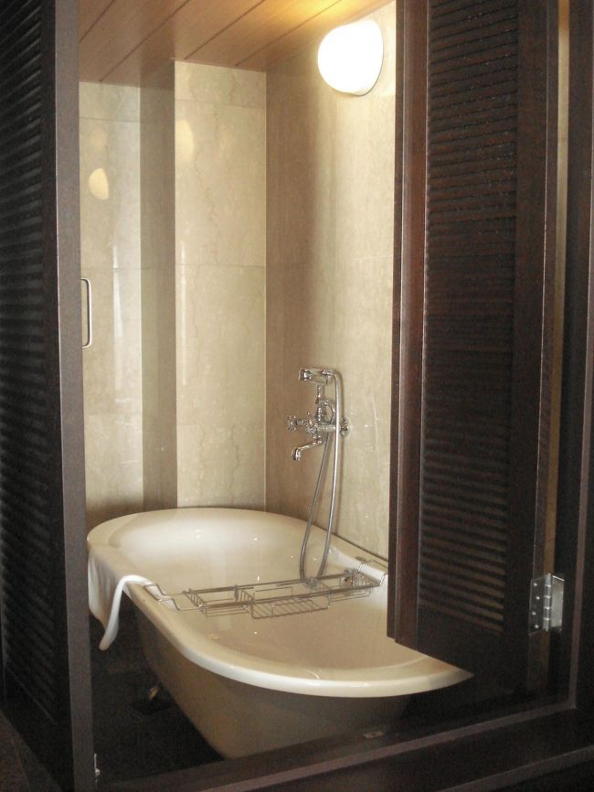 スイートルームは<br />バスルームまで完全リノベーション済み。<br /><br />猫足バスがしつらえられていました。<br />扉を開けると、お風呂に入りながら<br />リビング越しに窓の外を眺められます。