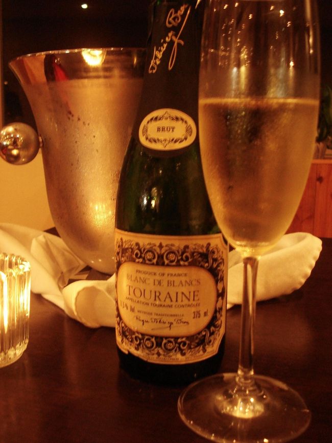 トリートメントで夢見心地になっている間に<br />とっぷりと日は暮れて、ディナータイム。<br />初日はホテルのレストランで頂きました。<br /><br />島らっきょうにゴーヤーチャンプル……<br />気取りすぎずに地元の料理を食べさせてくれるところが好感度高し。<br />ウキウキメニューを眺めていると、頼んでいない<br />シャンパンが届きました。<br />「プルミエさんですよね？<br />danaさんからご紹介を承っております」と噂のKさん。<br /><br />嬉しいサプライズに、気分も盛り上がりました♪<br /><br />danaさん、サイプレスのKさん、<br />本当に感謝感激です！ありがとうございます☆☆☆