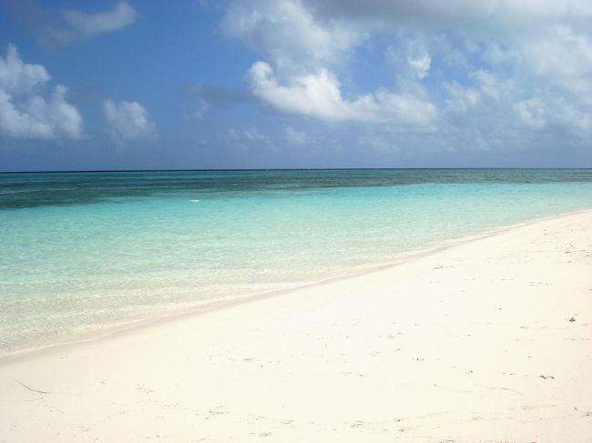 ついた！<br /><br />danaさんの旅行記に載っていた<br />ビューティフォーなビーチが目の前に〜。<br />しかもここってば、日本よ、日本！<br /><br />やるな〜、久米島。