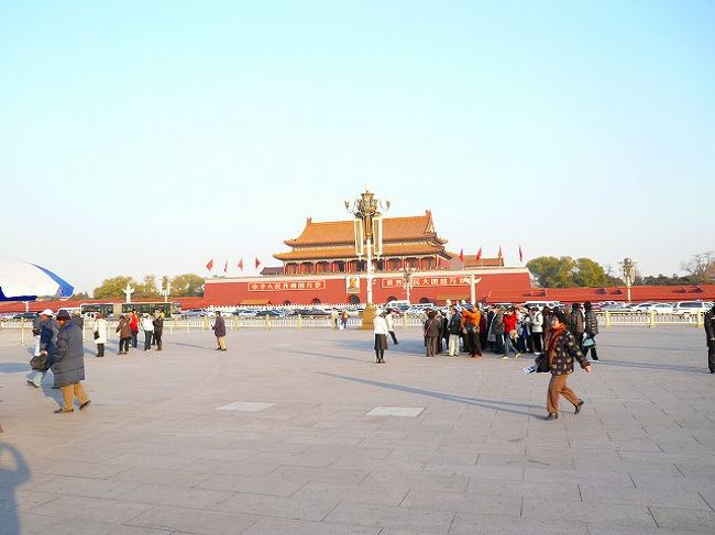 今回のオプショナルは、午前中は故宮、飲茶ランチを入れて、午後は万里の長城というツアーです。<br />天安門から故宮博物院の景山公園の出口に向かっていく行程ですが、ただ歩いて１時間。<br />