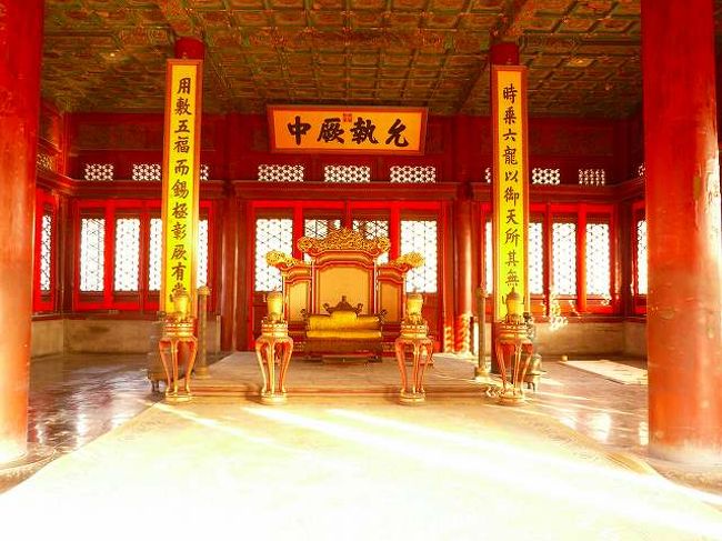 とりあえず、中和殿は見れましたので、玉座をパチリ☆