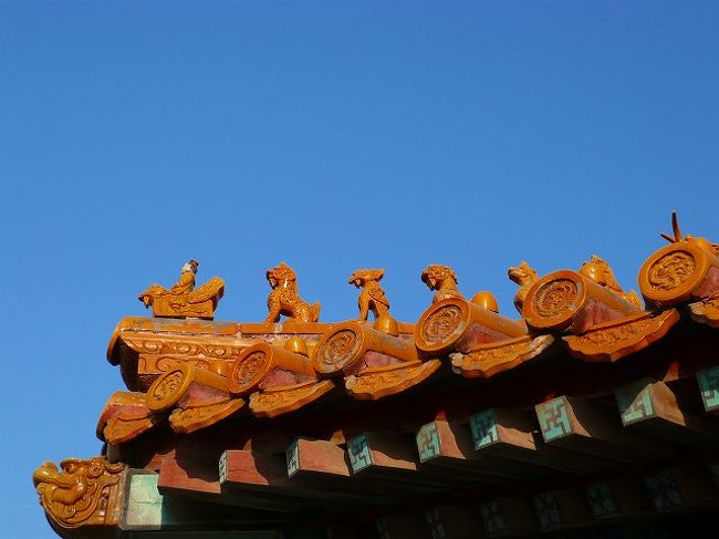 皇帝を乗せた生き物と仲間たち。