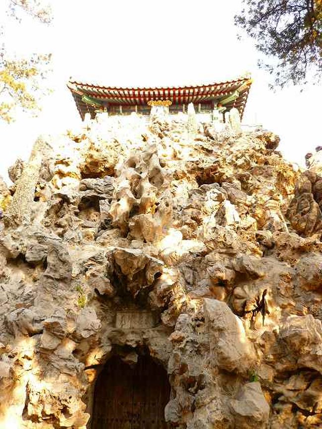 皇帝のお月見用の岩山。