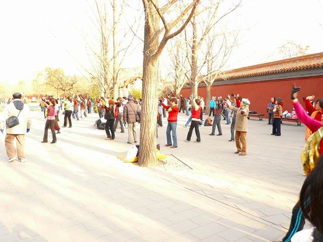 景山公園内の体操？中の女性団体の方。音楽がユーロビート系なのがちょっと愉快です。