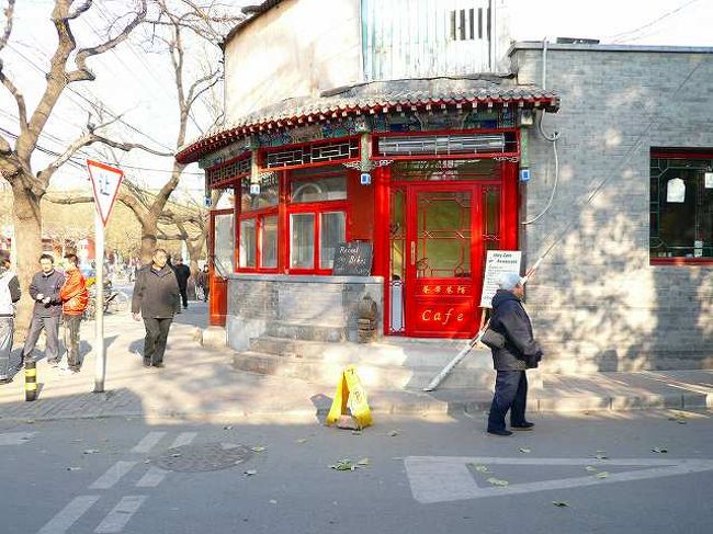 景山公園の裏手のカフェ。自転車まで貸しているんですね。結構レンタル自転車を街角で見ますが、勇気ありますね、借りる人。