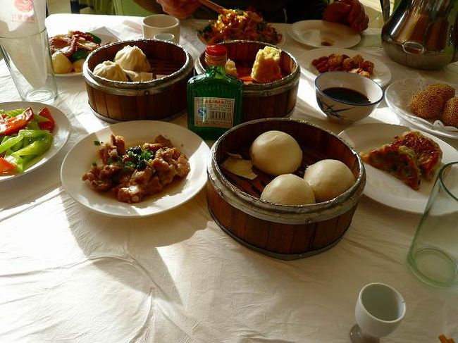 実際味は・・・普通です。北京市内で食べた方がおいしいものがあるでしょう。ツアーによって料理が少し違うようです。また、火鍋の人もいたなあ。旅物語の方は一部個室でしたし。。土産は市内友誼商店と同様の値段帯かな、と。