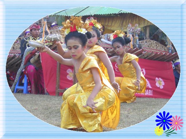 村のお祭りで踊る少女<br /><br />バリ島西部のヌガラ地区