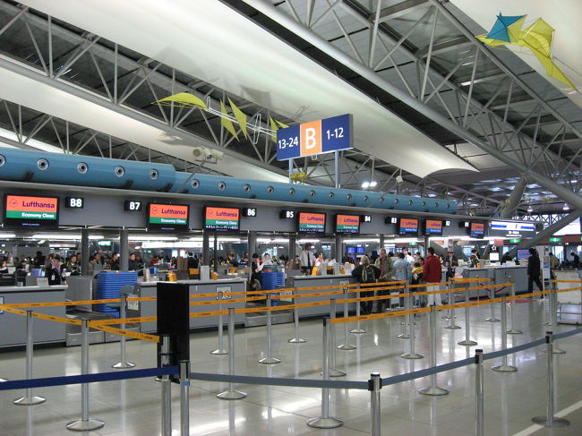 7：30頃関空に到着．<br />ルフトハンザドイツ航空のチェックインカウンター．<br />正規割引運賃のためか，座席は指定で窓側でした．<br />なおフライトが10分早まって10：30になっていた．<br /><br />初めてプリントアウトしたEチケットを提示．<br />