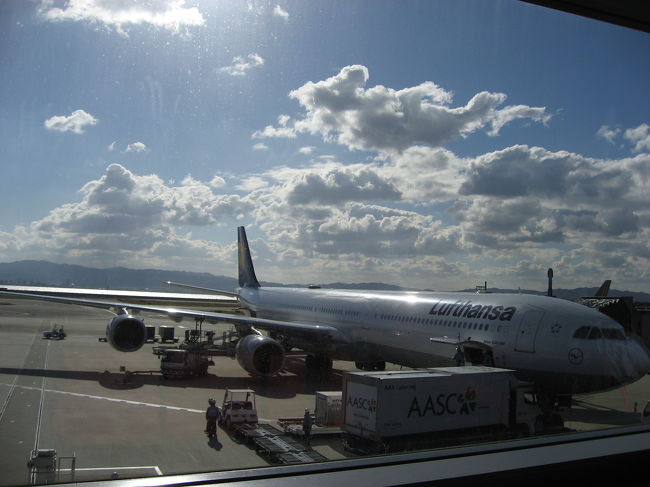 エアバス340-600．<br />関空〜フランクフルト（経由地）を飛行．<br /><br /><br />なんと座席前面にはモニターがついていなかった…