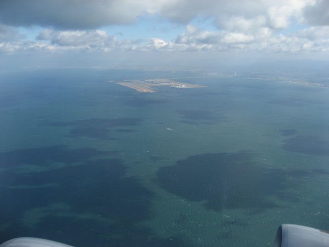 離陸後の旋回中の機内から撮った関空．