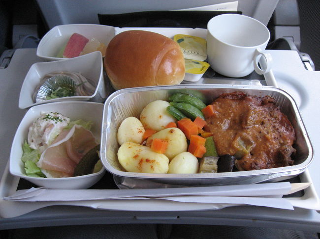 飲み物サービスのあとの昼食．<br />ルフトハンザではメニュー表が配られました．