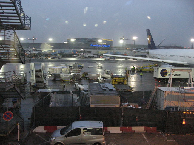 フランクフルト空港に到着．<br />4ｈほど乗り継ぎのため滞在．<br />やることがないので，<br />日本から持っていった小説を2冊読んで捨てた．