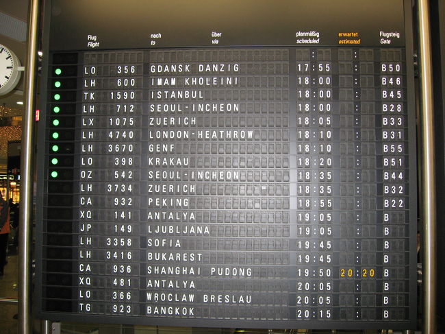 スロベニアの首都リュブリャーナは19：10のフライト．<br />ちなみにキャリアは，アドリア航空です．