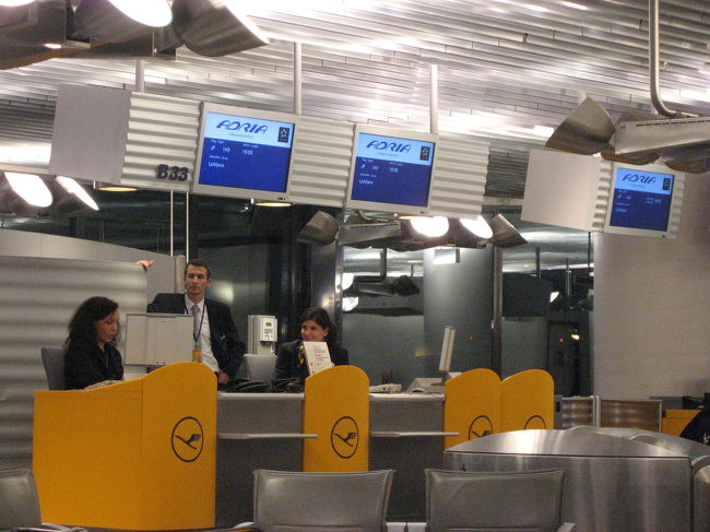 アドリア航空のカウンター．<br /><br />カウンターの周囲に日本人が数名いましたが，<br />搭乗時刻になって飛行機への<br />移動バスに乗ったのは私だけで，<br />他の人は別方面でした．<br /><br />そりゃ，そうですよね…<br />こんな時期にスロベニアなんていかねぇよ．