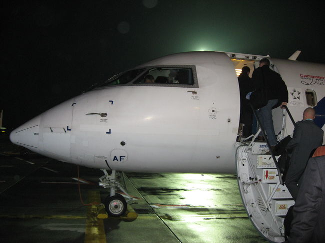 バスでフランクフルト空港の奥の方に<br />連れて行かれて待っていたのはとっても小さい飛行機．<br />おそらく50人程度しか乗らない大きさ．<br />しかも外人には機内の高さが小さすぎて<br />みんなかがんでました．<br /><br />なお，フライトアテンダントは<br />絶世の美女でした．<br />今まさに，時代はアドリア航空です．<br />（写真なくてすみません．）<br /><br /><br />そんな美女の英語を私は聞き取れず，<br />何度も言い直しさせてイラッとさせてしまいましたが…<br /><br />