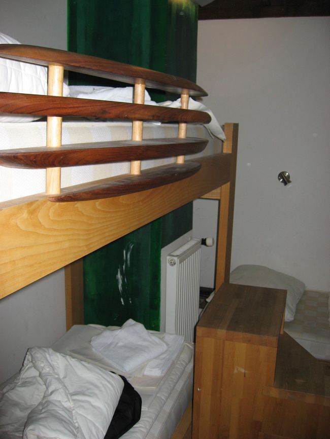 1ｈ強のフライト後，<br />20：20にリュブリャーナのブルニーク国際空港着．<br /><br />空港と市内を結ぶ最終バスが行ってしまっていたため，<br />タクシーしか無かったが,<br />幸い8ユーロでワゴン車で送迎するサービスがあったので利用．<br /><br />約30分でリュブリャーナ駅に着き，<br />駅近くのユースホステルのチェリツァ（Celica）に<br />チェックイン．<br />但し，周りの雰囲気はあまりよろしくなく，<br />警官が酔った若者をど付き回している光景も…<br /><br />5人部屋に寝た．<br />同室は，20代の陽気な若者とどっかに出張中のおっさん．<br /><br />出張でユースホステルを利用するのは，<br />外人にはよくありがちなことです．