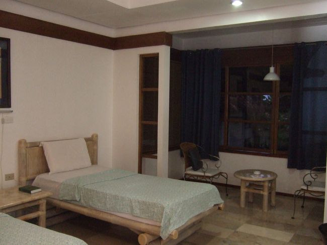 この日はドゥマゲッティのサウスシーリゾートへ。<br /><br />船から降りる時に、なぜか各自の荷物を確認するよう指示が？？<br />着替えなどの入った鞄を包んだ袋、<br />を一つづつ開けていく。<br /><br />？？<br /><br />？？？？<br /><br />？？？？？？<br /><br />おや？私たちの鞄が一つ無いぞ？？？？<br /><br /><br />なんと私たちの鞄の一つが、<br />ミニサファリというコースのボートに<br />間違えて積み込まれ、<br />翌日宿泊するボホールへと行ってしまった・・・。<br /><br />マジ？？<br />