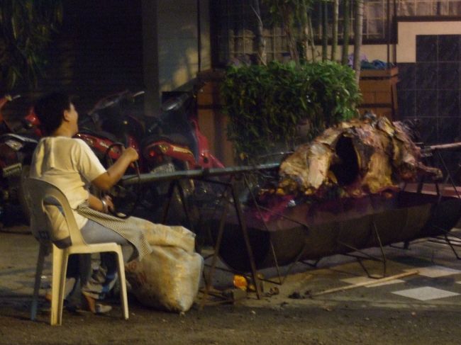 着替えを買い、いざ夕食へ。<br /><br />この日はガイドさんオススメのメキシカンへ。<br />ハラペーニョのスープが絶品！！<br /><br />写真は歩いて行く途中に見た牛丸焼き。<br />しかも回転は人力。