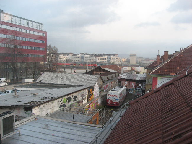 2日目の翌朝，チェリツァの周囲を撮影．<br /><br />壁という壁に落書きがされていた．<br />なかなか，スラム的要素を兼ね備えた宿周辺．