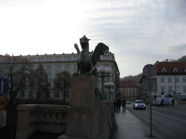 午前中はリュブリャーナ市内を観光．<br /><br />リュブリャーナ市のシンボルである竜．