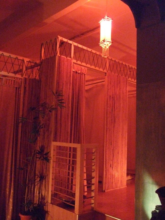 一見怪しそうですが、普通のマッサージ屋さん。<br />1時間全身をマッサージしてくれ200P！！<br />安い！