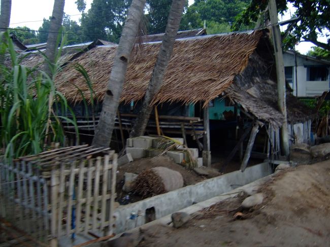 ホテルからボートまでに通った町並み。