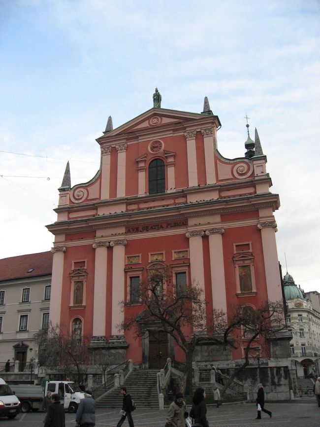 プレシェーレン広場にあるフランシスコ教会．