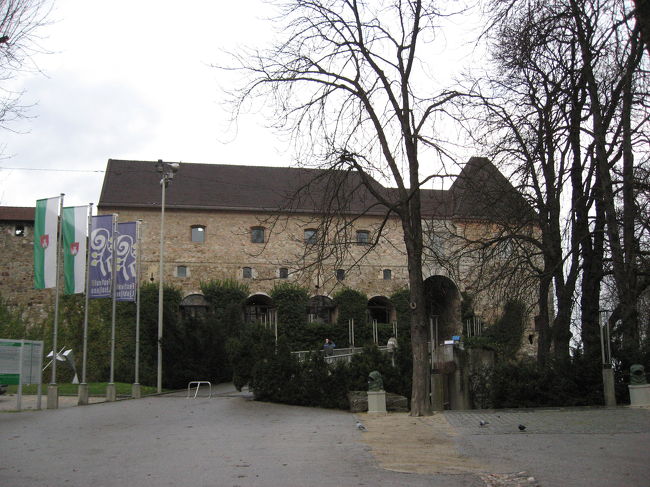 10時の開門にあわせてリュブリャーナ城へ．<br />