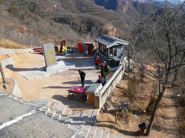 あれ、以前はここにラクダと馬がいて記念撮影ができたのに・・・。いなくなってるぞ。今日はいないだけなのでしょうか。