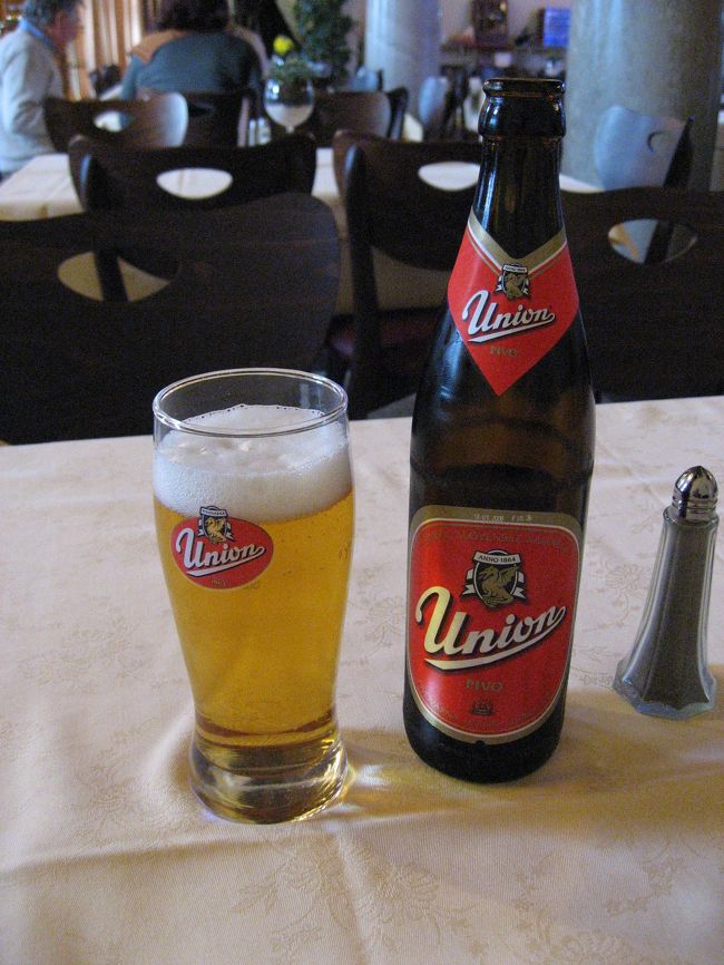 14：00からの鍾乳洞ツアーだったので，<br />近くのレストランへ．<br /><br />スロベニアのビール『Union』．<br /><br />軽い口当たりで飲みやすいので<br />以後喉が渇いたらUnionを飲んだ．