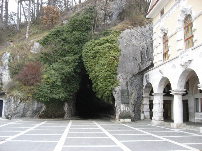 いよいよ鍾乳洞へ．<br /><br />私のほか，外人数名と日本人団体ツアー客がいました．