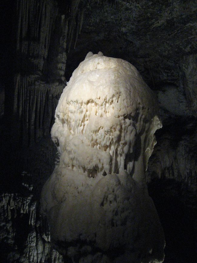 ブリリアントといわれる鍾乳洞．