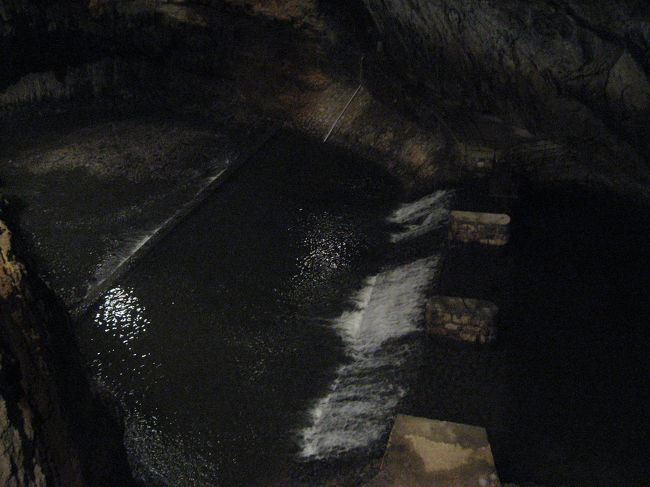 地底を流れる川．