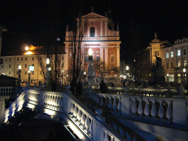 ポストイナ鍾乳洞最寄りのバス停を<br />16時過ぎに出て，リュブリャーナ市街へ．<br /><br />着くとすっかり暗くなっていたので<br />夜景を撮影しに行った．<br /><br /><br />プレシェーレン広場にある<br />三本橋トロモストウイエとフランシスコ教会．<br /><br /><br />なお，スーパーで買い物したら<br />ビニル袋をもらえなかったので2Lのペットボトルを<br />裸でもっていたら，現地のガキに笑われた…