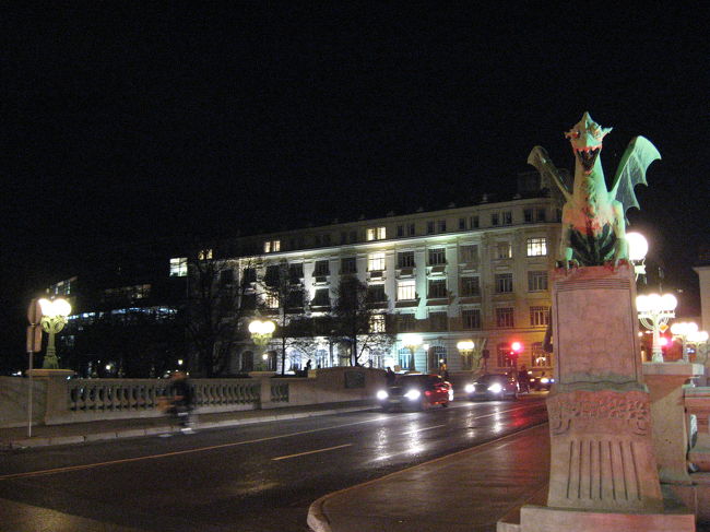 竜の橋．<br /><br />なお，リュブリャーナは<br />暗くなってから女性が一人歩きできるくらい<br />治安の良い街．<br />