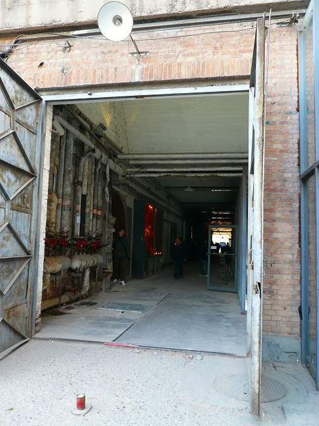 工場チックな入り口です。